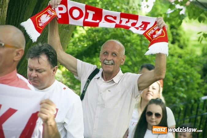Zdjęcie w galerii na portalu naszwodzislaw.com: Mieszkańcy wystąpili w mundialowym teledysku. ZDJĘCIA  wiadomości z regionu