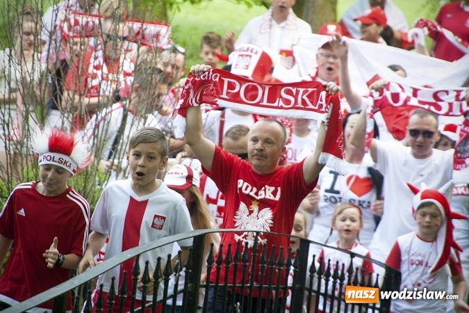 Zdjęcie w galerii na portalu naszwodzislaw.com: Mieszkańcy wystąpili w mundialowym teledysku. ZDJĘCIA  wiadomości z regionu