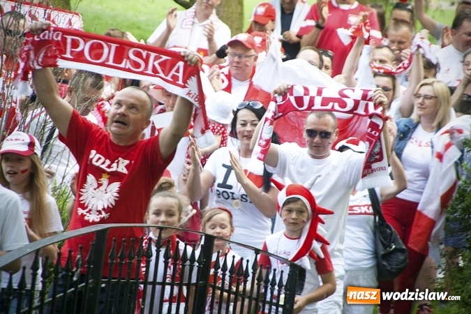 Zdjęcie w galerii na portalu naszwodzislaw.com: Mieszkańcy wystąpili w mundialowym teledysku. ZDJĘCIA  wiadomości z regionu