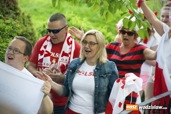 Zdjęcie w galerii na portalu naszwodzislaw.com: Mieszkańcy wystąpili w mundialowym teledysku. ZDJĘCIA  wiadomości z regionu