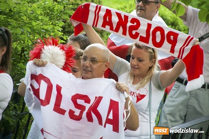 Zdjęcie w galerii na portalu naszwodzislaw.com: Mieszkańcy wystąpili w mundialowym teledysku. ZDJĘCIA  wiadomości z regionu