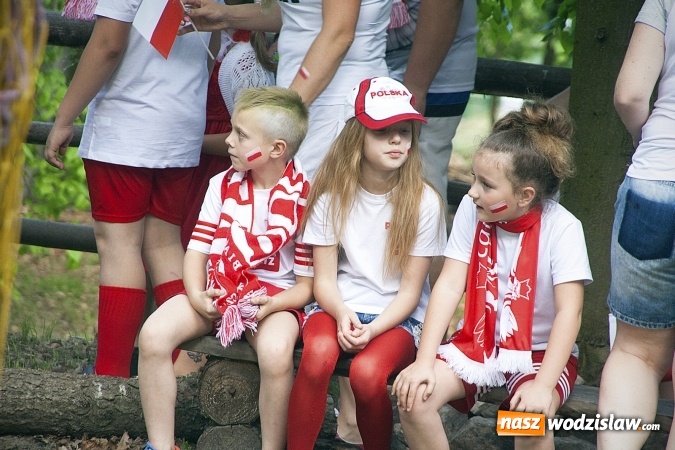 Zdjęcie w galerii na portalu naszwodzislaw.com: Mieszkańcy wystąpili w mundialowym teledysku. ZDJĘCIA  wiadomości z regionu