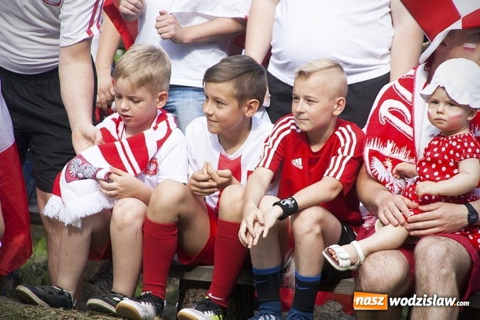 Zdjęcie w galerii na portalu naszwodzislaw.com: Mieszkańcy wystąpili w mundialowym teledysku. ZDJĘCIA  wiadomości z regionu