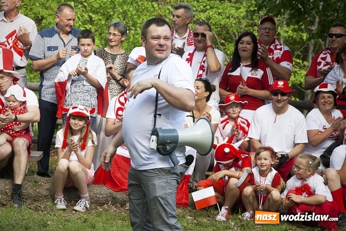 Zdjęcie w galerii na portalu naszwodzislaw.com: Mieszkańcy wystąpili w mundialowym teledysku. ZDJĘCIA  wiadomości z regionu