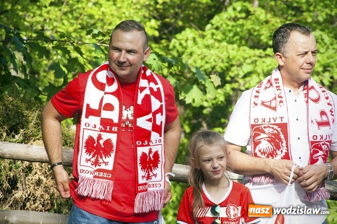 Zdjęcie w galerii na portalu naszwodzislaw.com: Mieszkańcy wystąpili w mundialowym teledysku. ZDJĘCIA  wiadomości z regionu