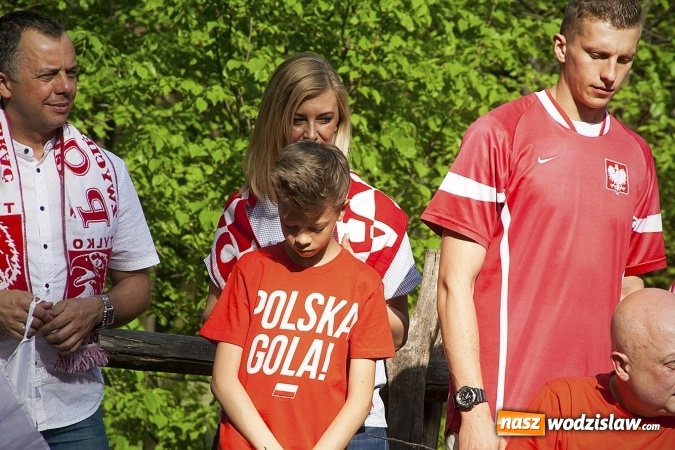 Zdjęcie w galerii na portalu naszwodzislaw.com: Mieszkańcy wystąpili w mundialowym teledysku. ZDJĘCIA  wiadomości z regionu
