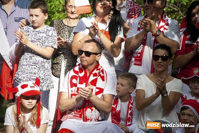 Zdjęcie w galerii na portalu naszwodzislaw.com: Mieszkańcy wystąpili w mundialowym teledysku. ZDJĘCIA  wiadomości z regionu