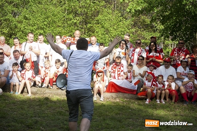 Zdjęcie w galerii na portalu naszwodzislaw.com: Mieszkańcy wystąpili w mundialowym teledysku. ZDJĘCIA  wiadomości z regionu