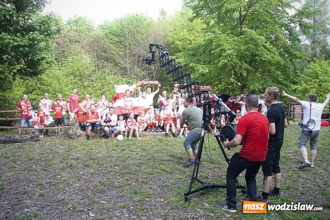 Zdjęcie w galerii na portalu naszwodzislaw.com: Mieszkańcy wystąpili w mundialowym teledysku. ZDJĘCIA  wiadomości z regionu