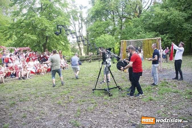 Zdjęcie w galerii na portalu naszwodzislaw.com: Mieszkańcy wystąpili w mundialowym teledysku. ZDJĘCIA  wiadomości z regionu