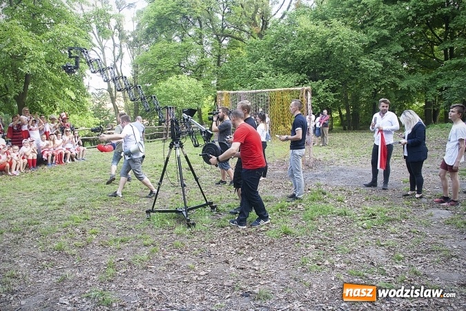 Zdjęcie w galerii na portalu naszwodzislaw.com: Mieszkańcy wystąpili w mundialowym teledysku. ZDJĘCIA  wiadomości z regionu