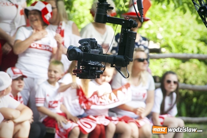 Zdjęcie w galerii na portalu naszwodzislaw.com: Mieszkańcy wystąpili w mundialowym teledysku. ZDJĘCIA  wiadomości z regionu