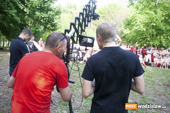 Zdjęcie w galerii na portalu naszwodzislaw.com: Mieszkańcy wystąpili w mundialowym teledysku. ZDJĘCIA  wiadomości z regionu