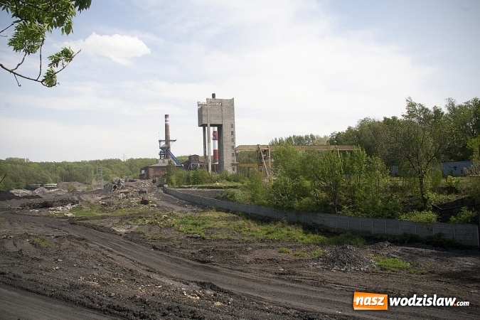 Zdjęcie w galerii na portalu naszwodzislaw.com: Pszów: Trwa wyburzanie szybu. ZDJĘCIA  wiadomości z regionu