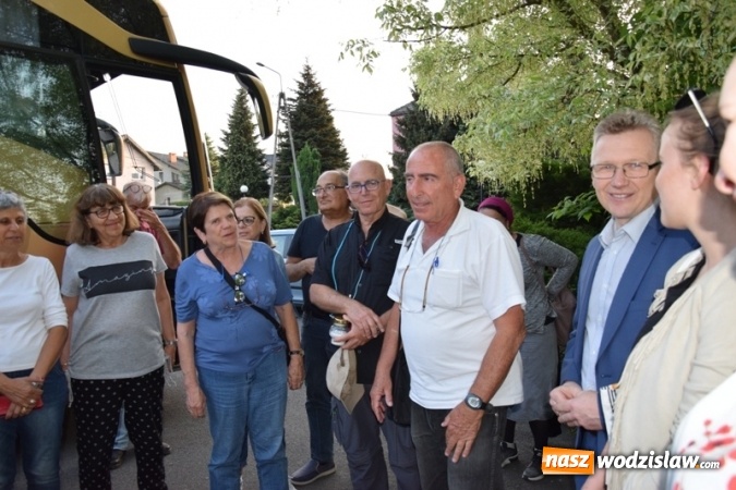 Zdjęcie w galerii na portalu naszwodzislaw.com: Kolejna wizyta izraelskich gości na Grobie Ofiar Marszu Śmierci w Mszanie wiadomości z regionu