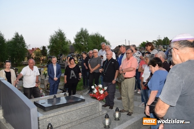 Zdjęcie w galerii na portalu naszwodzislaw.com: Kolejna wizyta izraelskich gości na Grobie Ofiar Marszu Śmierci w Mszanie wiadomości z regionu