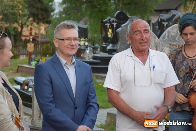 Zdjęcie w galerii na portalu naszwodzislaw.com: Kolejna wizyta izraelskich gości na Grobie Ofiar Marszu Śmierci w Mszanie wiadomości z regionu