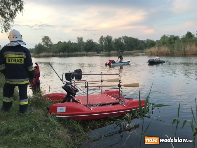Zdjęcie w galerii na portalu naszwodzislaw.com: Samochód stoczył się do stawu. Trudna akcja w Ligocie Tworkowskiej. Nie żyje wędkarz wiadomości z regionu