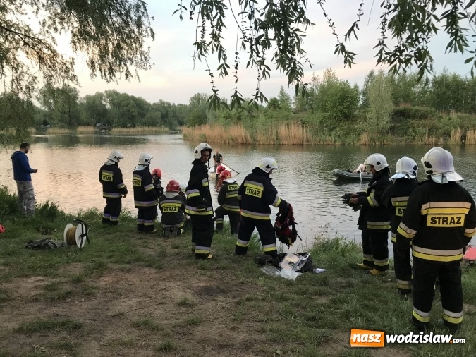 Zdjęcie w galerii na portalu naszwodzislaw.com: Samochód stoczył się do stawu. Trudna akcja w Ligocie Tworkowskiej. Nie żyje wędkarz wiadomości z regionu