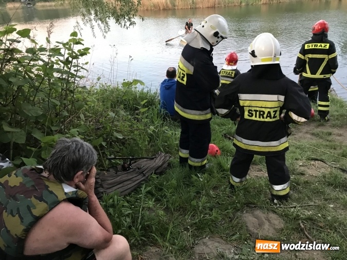 Zdjęcie w galerii na portalu naszwodzislaw.com: Samochód stoczył się do stawu. Trudna akcja w Ligocie Tworkowskiej. Nie żyje wędkarz wiadomości z regionu