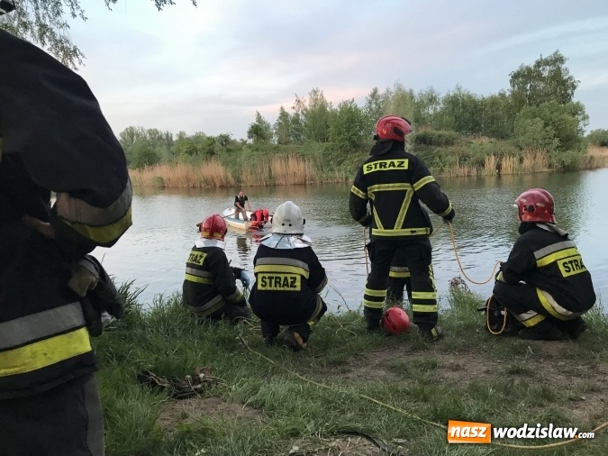 Zdjęcie w galerii na portalu naszwodzislaw.com: Samochód stoczył się do stawu. Trudna akcja w Ligocie Tworkowskiej. Nie żyje wędkarz wiadomości z regionu