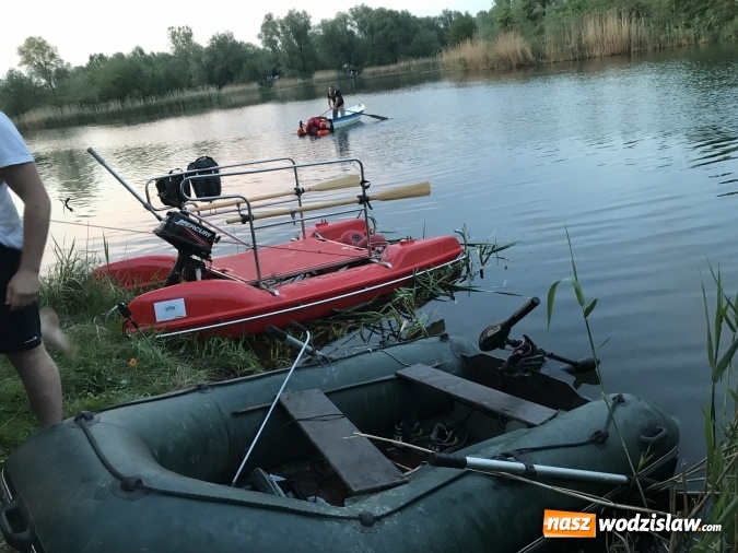 Zdjęcie w galerii na portalu naszwodzislaw.com: Samochód stoczył się do stawu. Trudna akcja w Ligocie Tworkowskiej. Nie żyje wędkarz wiadomości z regionu