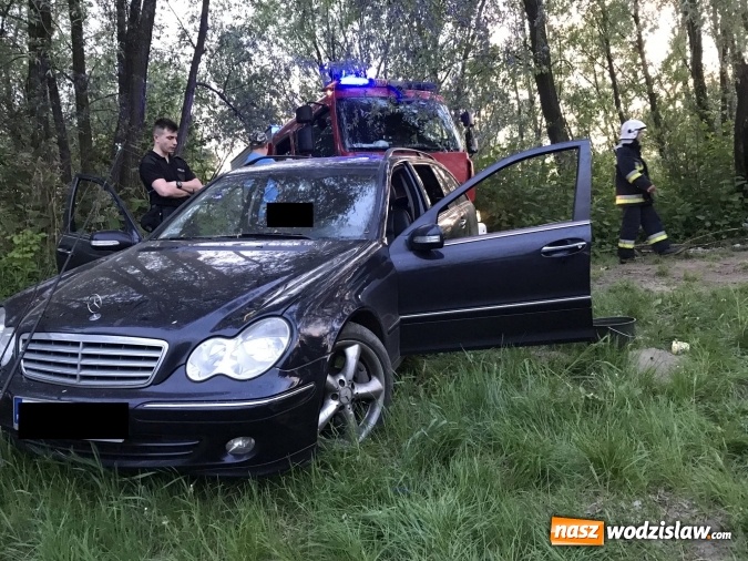 Zdjęcie w galerii na portalu naszwodzislaw.com: Samochód stoczył się do stawu. Trudna akcja w Ligocie Tworkowskiej. Nie żyje wędkarz wiadomości z regionu