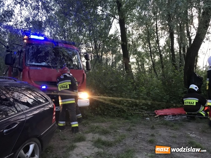 Zdjęcie w galerii na portalu naszwodzislaw.com: Samochód stoczył się do stawu. Trudna akcja w Ligocie Tworkowskiej. Nie żyje wędkarz wiadomości z regionu