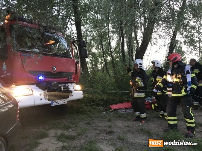 Zdjęcie w galerii na portalu naszwodzislaw.com: Samochód stoczył się do stawu. Trudna akcja w Ligocie Tworkowskiej. Nie żyje wędkarz wiadomości z regionu