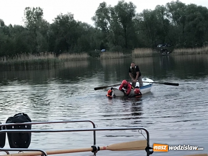 Zdjęcie w galerii na portalu naszwodzislaw.com: Samochód stoczył się do stawu. Trudna akcja w Ligocie Tworkowskiej. Nie żyje wędkarz wiadomości z regionu