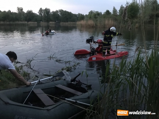 Zdjęcie w galerii na portalu naszwodzislaw.com: Samochód stoczył się do stawu. Trudna akcja w Ligocie Tworkowskiej. Nie żyje wędkarz wiadomości z regionu