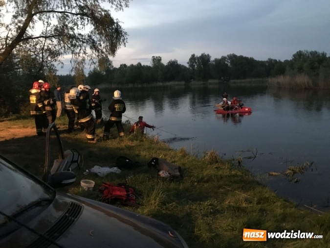 Zdjęcie w galerii na portalu naszwodzislaw.com: Samochód stoczył się do stawu. Trudna akcja w Ligocie Tworkowskiej. Nie żyje wędkarz wiadomości z regionu