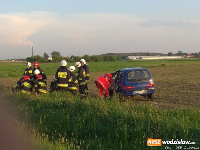 Zdjęcie w galerii na portalu naszwodzislaw.com: Lubomia: Osobówka wypadła z drogi, kierowca w szpitalu  wiadomości z regionu