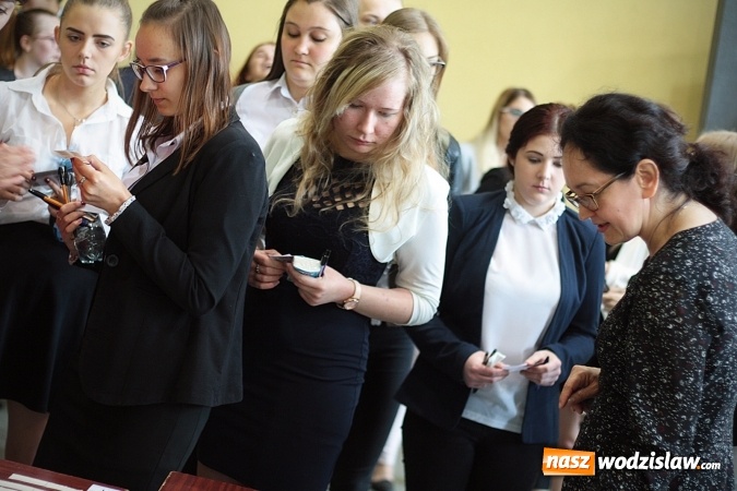 Zdjęcie w galerii na portalu naszwodzislaw.com: Z optymizmem przystąpili do egzaminu dojrzałości. Wystartował maturalny maraton  wiadomości z regionu