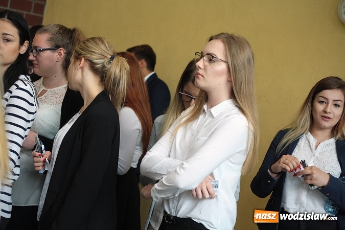 Zdjęcie w galerii na portalu naszwodzislaw.com: Z optymizmem przystąpili do egzaminu dojrzałości. Wystartował maturalny maraton  wiadomości z regionu