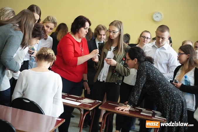Zdjęcie w galerii na portalu naszwodzislaw.com: Z optymizmem przystąpili do egzaminu dojrzałości. Wystartował maturalny maraton  wiadomości z regionu