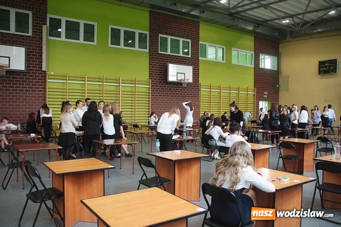 Zdjęcie w galerii na portalu naszwodzislaw.com: Z optymizmem przystąpili do egzaminu dojrzałości. Wystartował maturalny maraton  wiadomości z regionu