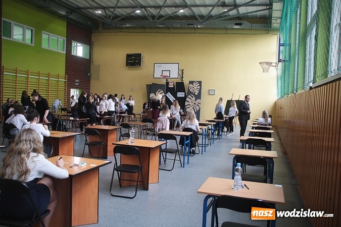 Zdjęcie w galerii na portalu naszwodzislaw.com: Z optymizmem przystąpili do egzaminu dojrzałości. Wystartował maturalny maraton  wiadomości z regionu