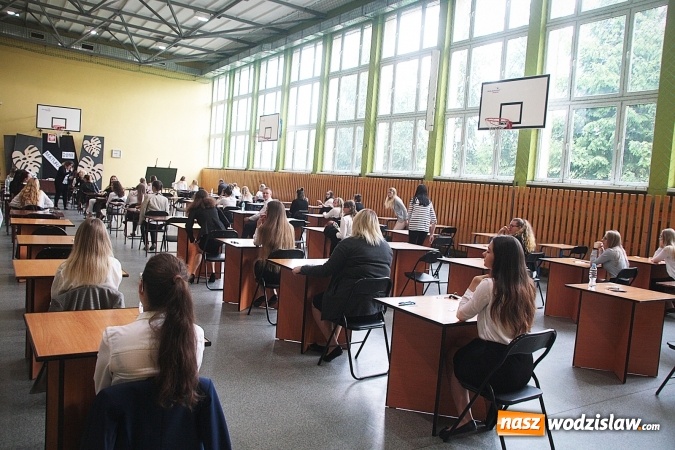 Zdjęcie w galerii na portalu naszwodzislaw.com: Z optymizmem przystąpili do egzaminu dojrzałości. Wystartował maturalny maraton  wiadomości z regionu