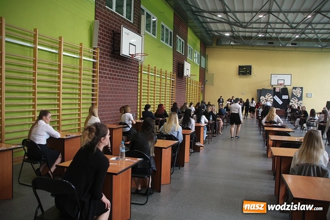 Zdjęcie w galerii na portalu naszwodzislaw.com: Z optymizmem przystąpili do egzaminu dojrzałości. Wystartował maturalny maraton  wiadomości z regionu