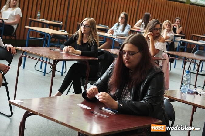 Zdjęcie w galerii na portalu naszwodzislaw.com: Z optymizmem przystąpili do egzaminu dojrzałości. Wystartował maturalny maraton  wiadomości z regionu