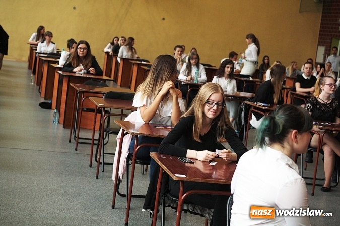 Zdjęcie w galerii na portalu naszwodzislaw.com: Z optymizmem przystąpili do egzaminu dojrzałości. Wystartował maturalny maraton  wiadomości z regionu