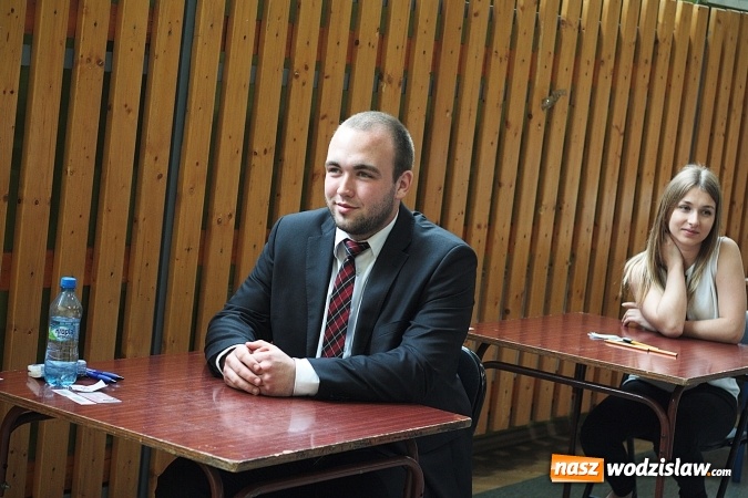 Zdjęcie w galerii na portalu naszwodzislaw.com: Z optymizmem przystąpili do egzaminu dojrzałości. Wystartował maturalny maraton  wiadomości z regionu