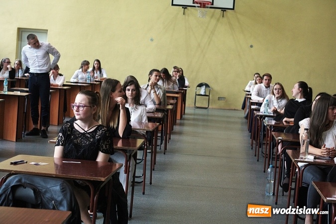 Zdjęcie w galerii na portalu naszwodzislaw.com: Z optymizmem przystąpili do egzaminu dojrzałości. Wystartował maturalny maraton  wiadomości z regionu