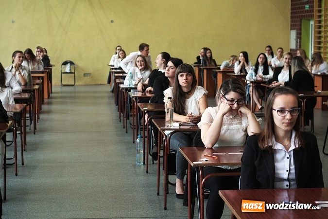 Zdjęcie w galerii na portalu naszwodzislaw.com: Z optymizmem przystąpili do egzaminu dojrzałości. Wystartował maturalny maraton  wiadomości z regionu