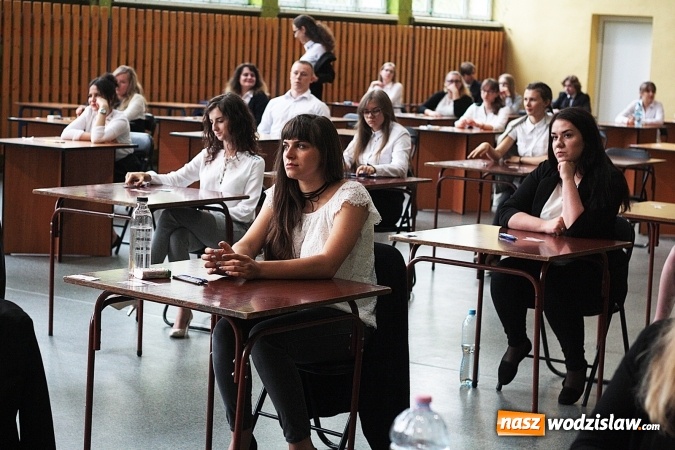 Zdjęcie w galerii na portalu naszwodzislaw.com: Z optymizmem przystąpili do egzaminu dojrzałości. Wystartował maturalny maraton  wiadomości z regionu
