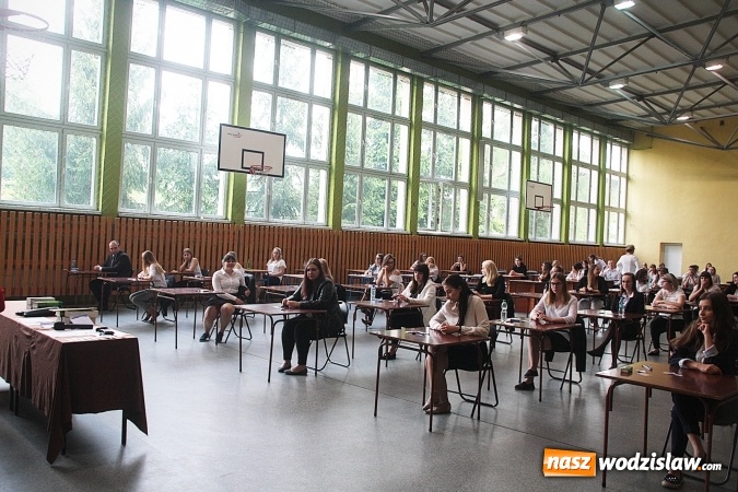 Zdjęcie w galerii na portalu naszwodzislaw.com: Z optymizmem przystąpili do egzaminu dojrzałości. Wystartował maturalny maraton  wiadomości z regionu