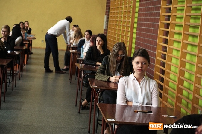 Zdjęcie w galerii na portalu naszwodzislaw.com: Z optymizmem przystąpili do egzaminu dojrzałości. Wystartował maturalny maraton  wiadomości z regionu