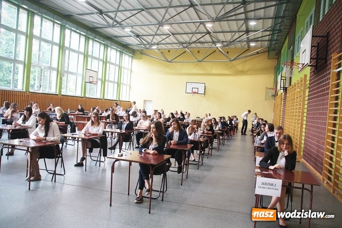 Zdjęcie w galerii na portalu naszwodzislaw.com: Z optymizmem przystąpili do egzaminu dojrzałości. Wystartował maturalny maraton  wiadomości z regionu