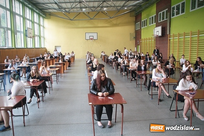 Zdjęcie w galerii na portalu naszwodzislaw.com: Z optymizmem przystąpili do egzaminu dojrzałości. Wystartował maturalny maraton  wiadomości z regionu